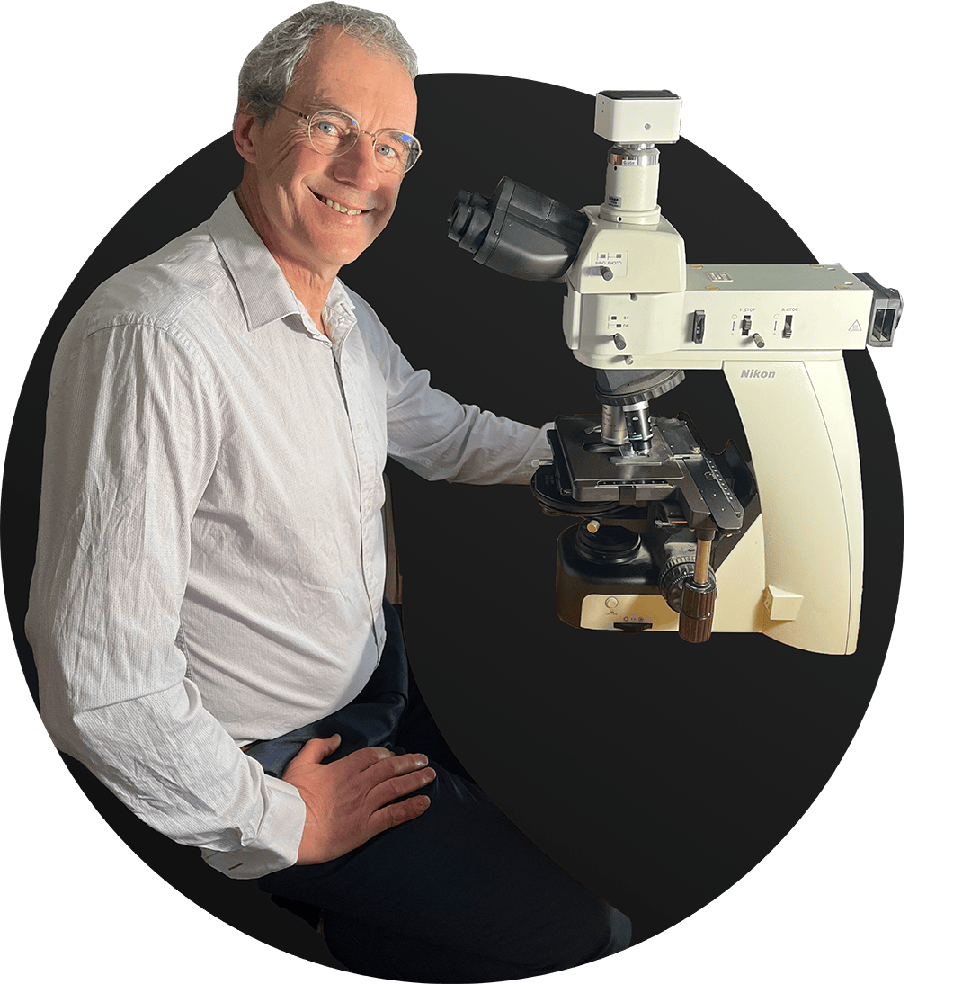 Robin Wakeling - Expert witness for mould damage presenting microscopic image of water ingress sample